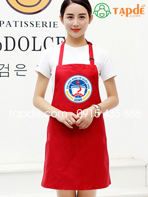 Tạp dề màu đỏ Trường Đại học kinh tế Quốc dân